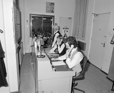 70080 Interieur van het St.-Antoniusziekenhuis (Jan van Scorelstraat 2) te Utrecht: de op de begane grond, nabij de ...